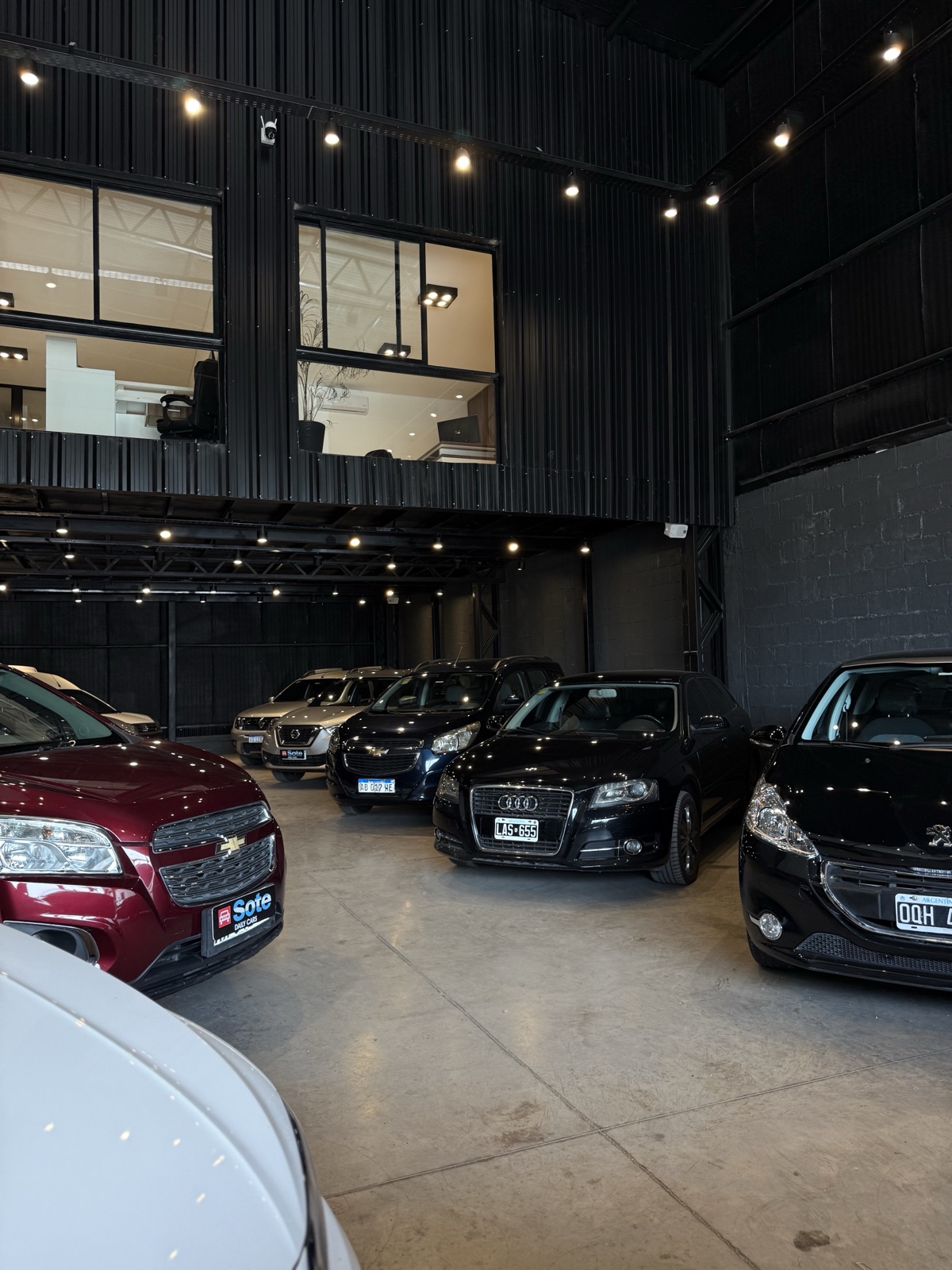 SOTE Daily Cars · interior del showroom con vehículos de gama media