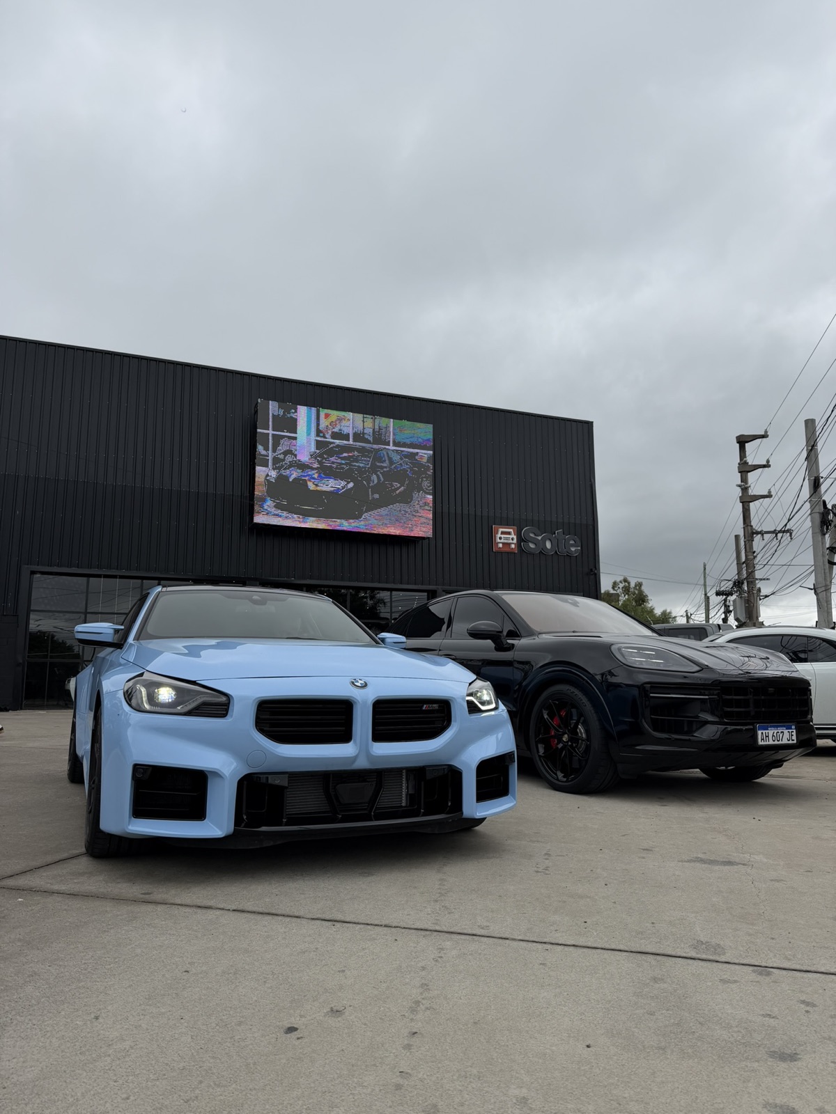 SOTE Automotores · BMW M2 y Porsche Cayenne en el showroom de Nordelta